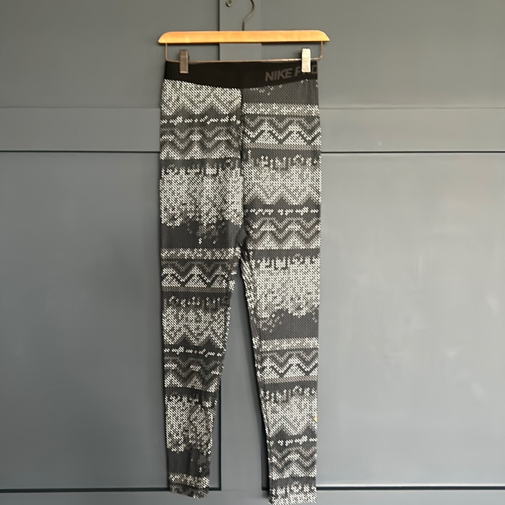 Nike Pro women’s leggings size M